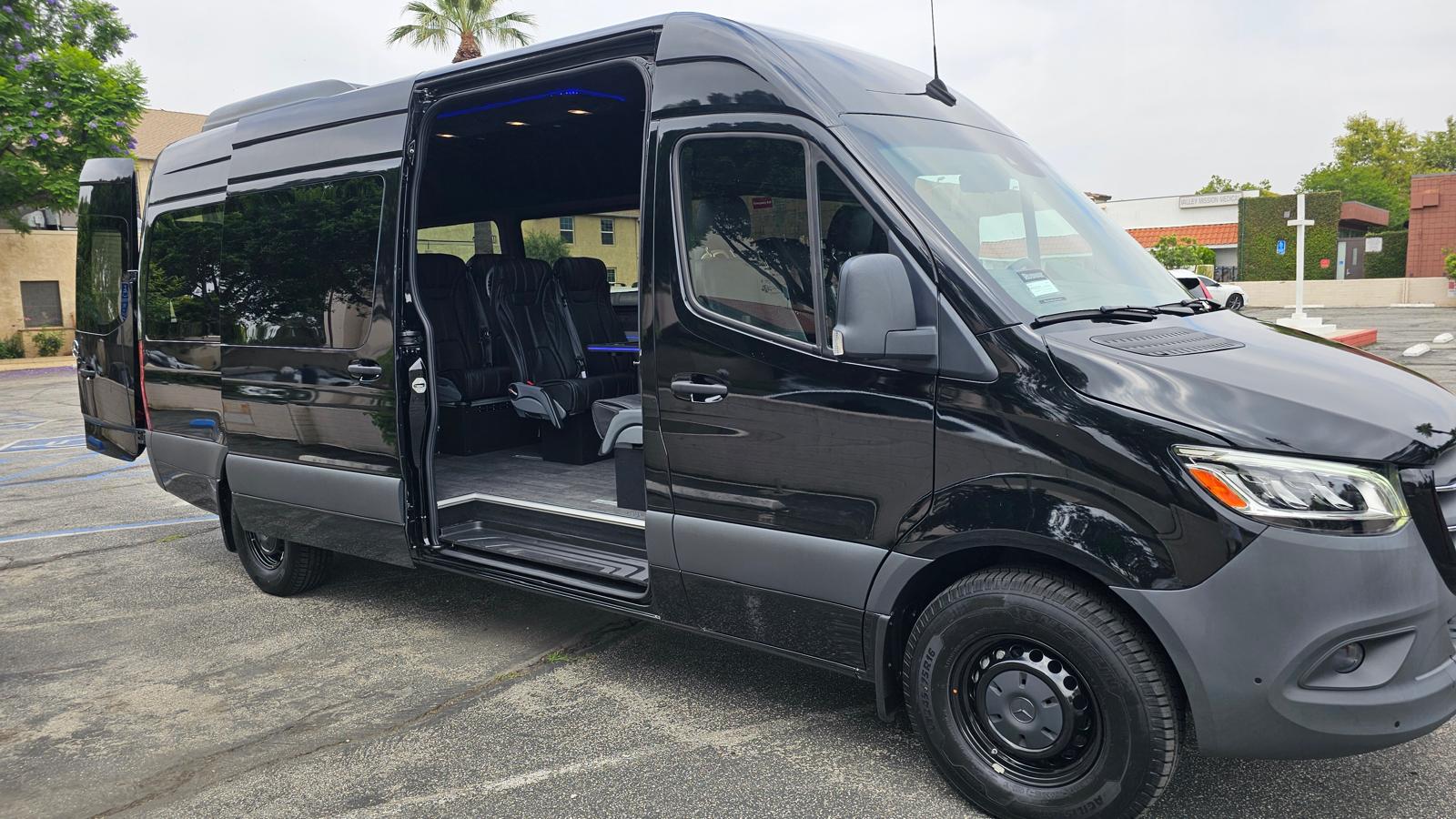 MERCEDEZ-BENZ SPRINTER 2500 14 PASSENGER Image 1